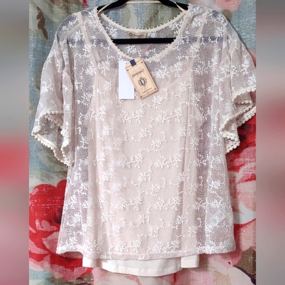 Democracy Tops - Democracy 🌹 Sweet sheer summer eyelet top with underlay tank LARGE